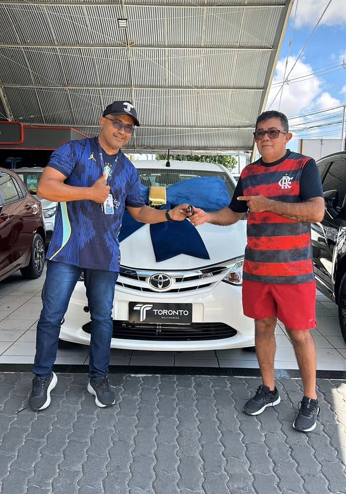 Cliente saindo com as chaves do carro na Toronto Multimarcas
