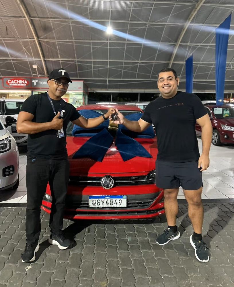 Cliente saindo com as chaves do carro na Toronto Multimarcas