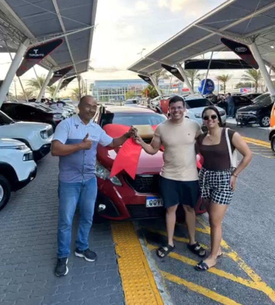 Cliente saindo com as chaves do carro na Toronto Multimarcas