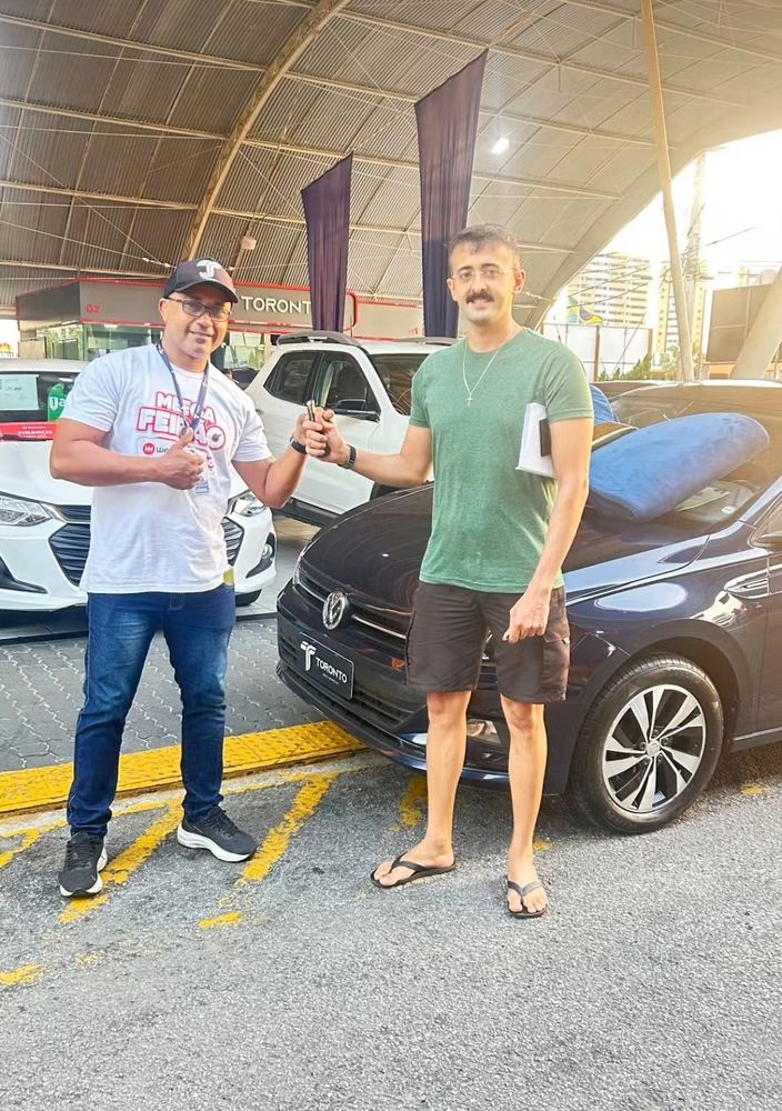 Cliente saindo com as chaves do carro na Toronto Multimarcas