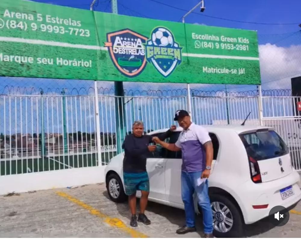 Cliente saindo com as chaves do carro na Toronto Multimarcas