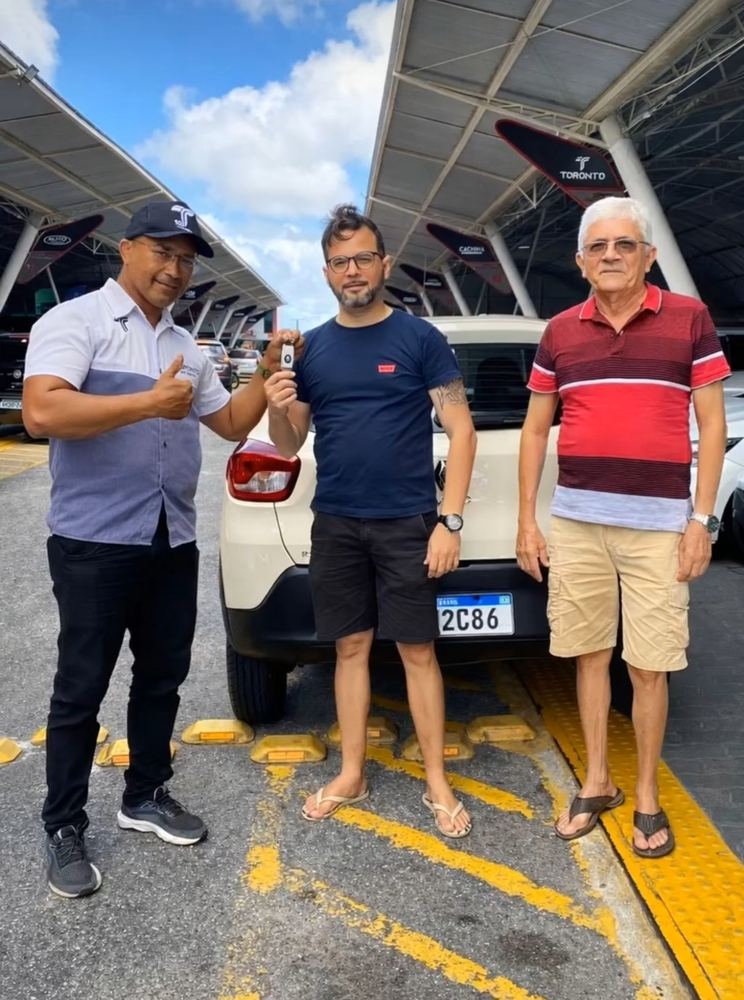 Cliente saindo com as chaves do carro na Toronto Multimarcas