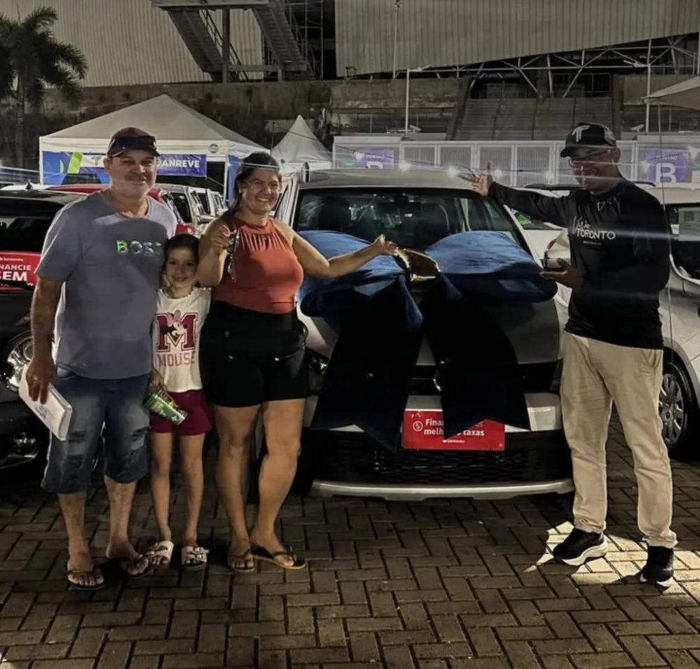 Cliente saindo com as chaves do carro na Toronto Multimarcas