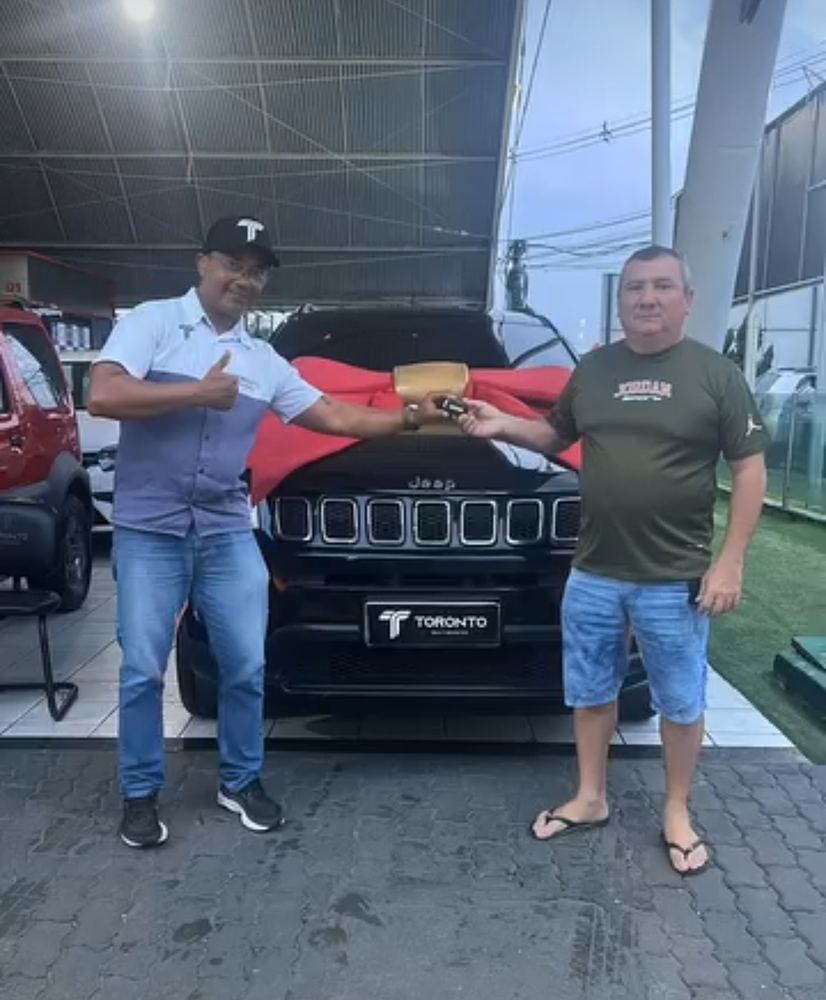 Cliente saindo com as chaves do carro na Toronto Multimarcas